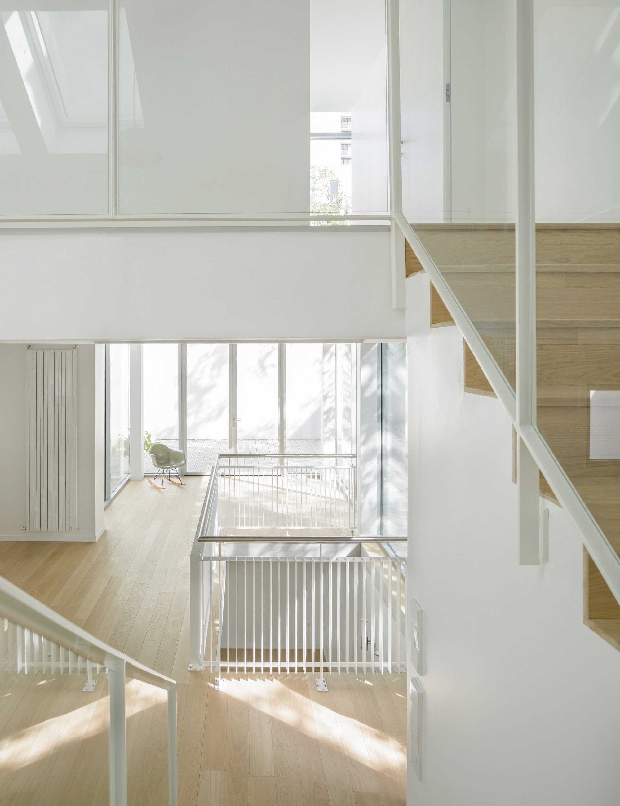 Calmm Architecture Replaces a Tiny Warehouse with a Light-Filled Townhouse in Boulogne-Billancourt
