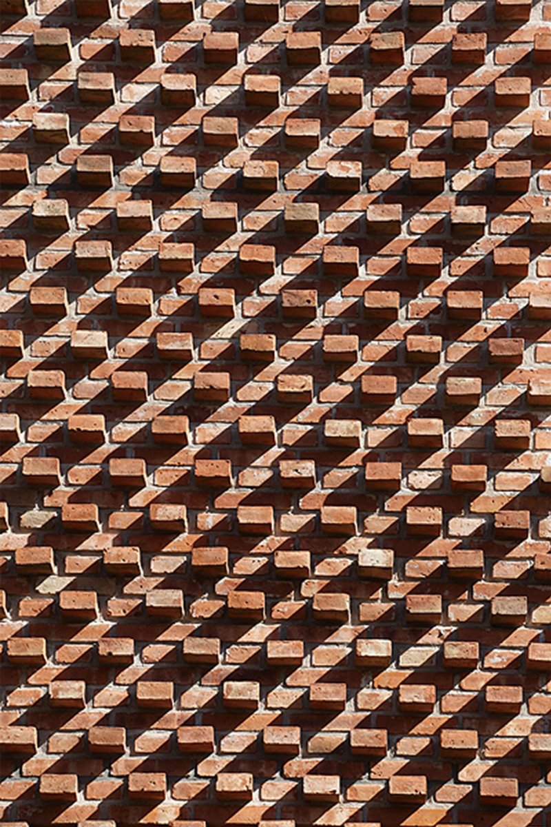 Close-up of the three-dimensional brick screen pattern creating deep diagonal shadows