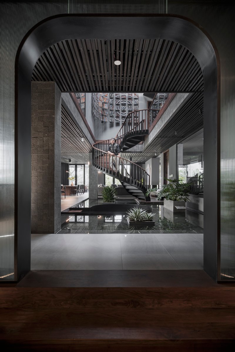 TOAM Studio Builds an Indochine Gallery House to Hold a Family's Memories in Ecopark