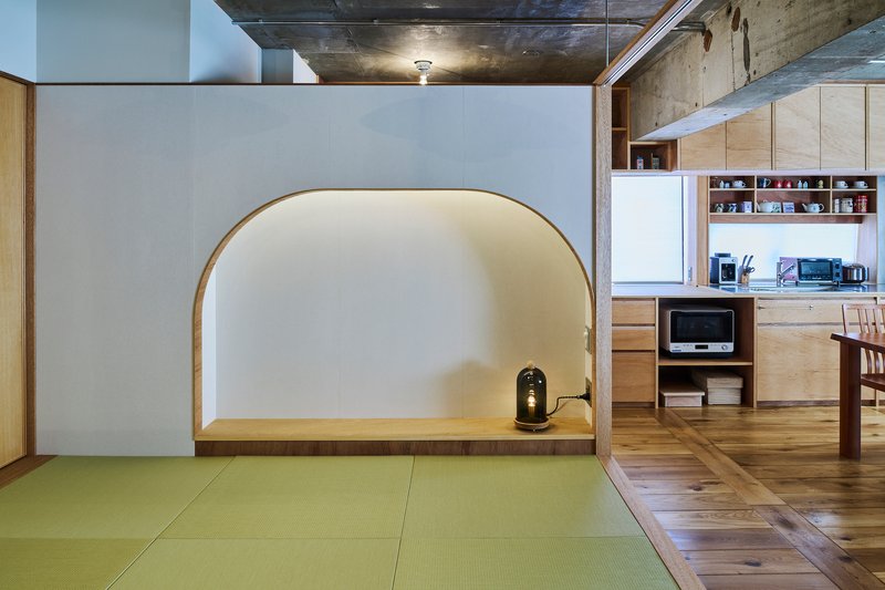 Daiki Awaya Places a Wooden Island at the Heart of a Yokohama Apartment for Two Couples