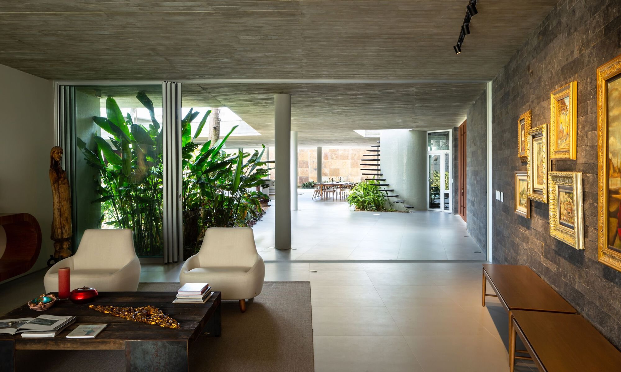 Fernandes Atem Arquitetos Builds a 1,400 m² House in Eusébio as One Continuous Porch