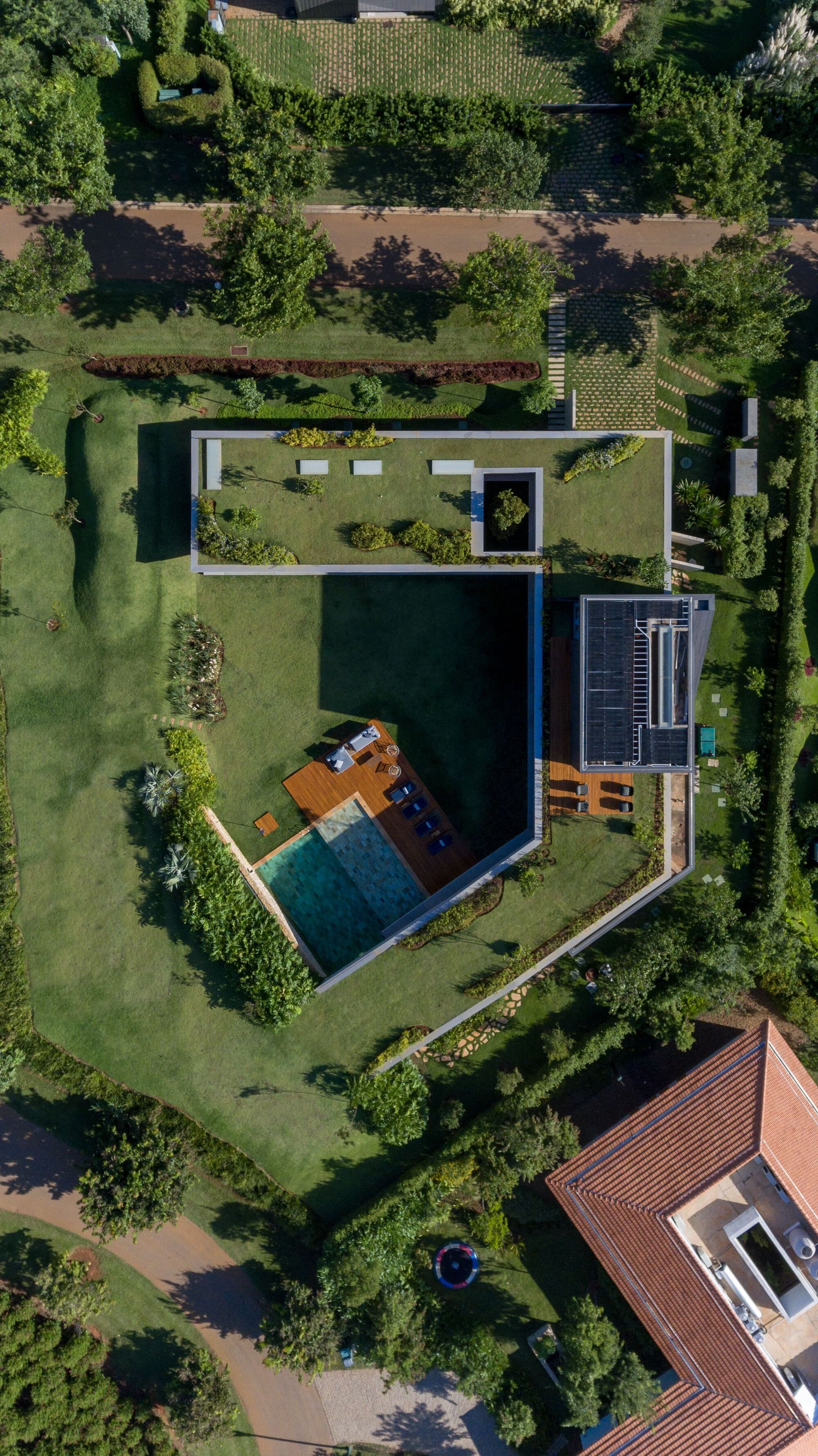 FGMF Buries a House Under Its Own Garden in the São Paulo Countryside