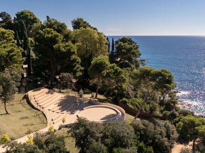 SCOB Tucks a 300-Seat Amphitheatre into the Clearings of Catalonia's Santa Clotilde Gardens