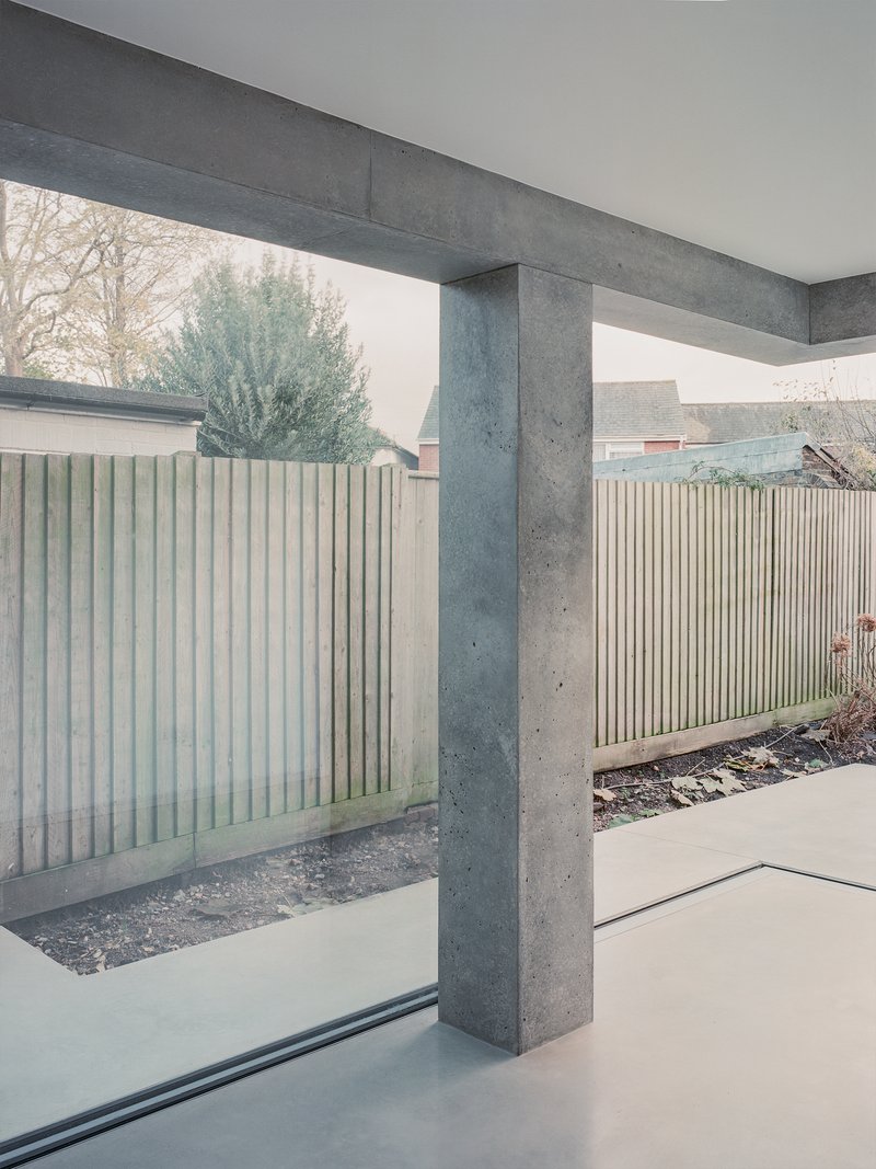 Jonathan Burlow Grounds a Faversham Conservation Home on a Single Concrete Column