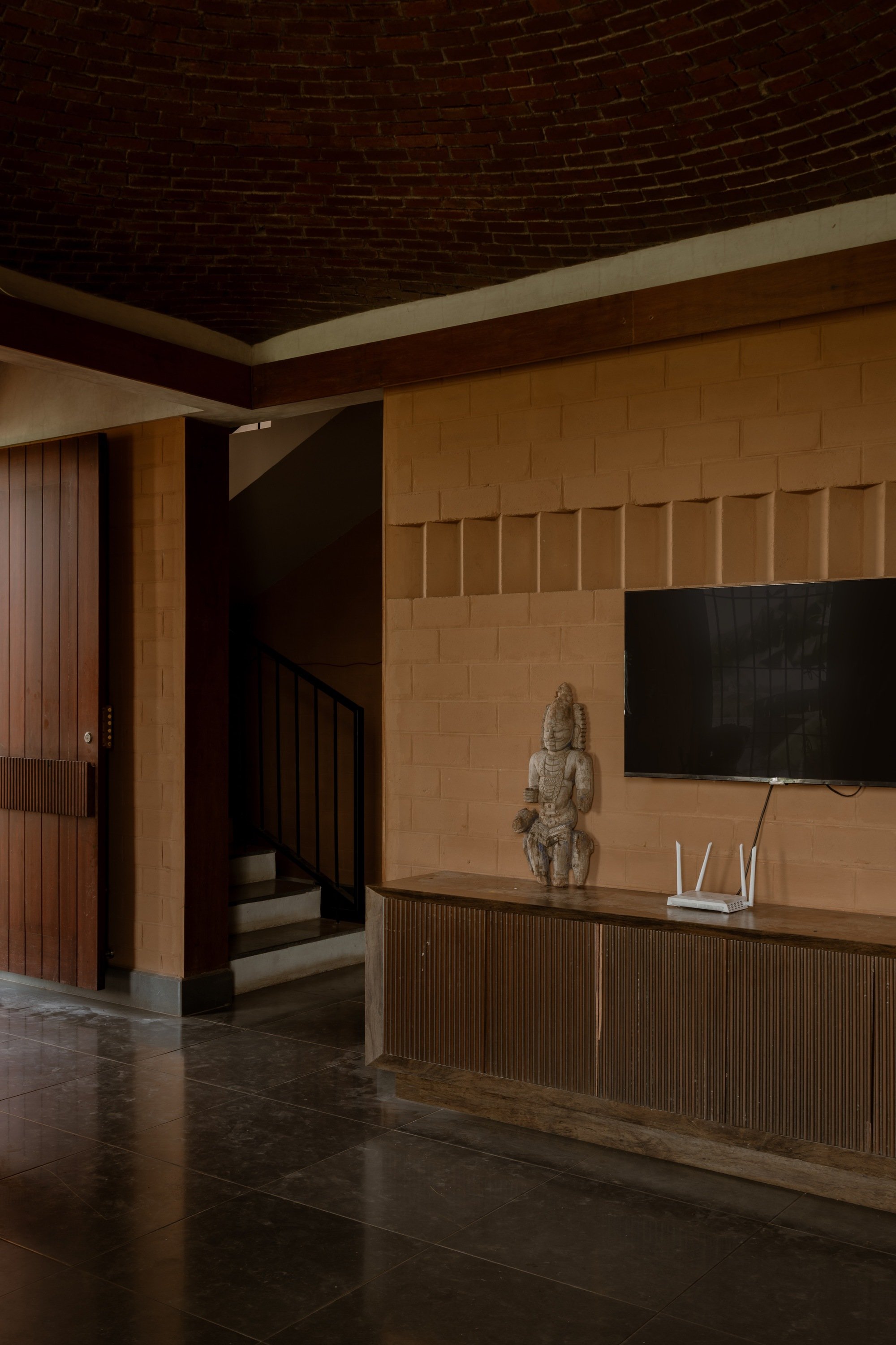 Aagaram Architects Weaves Earth and Brick into a Vaulted Mud House in Hosur