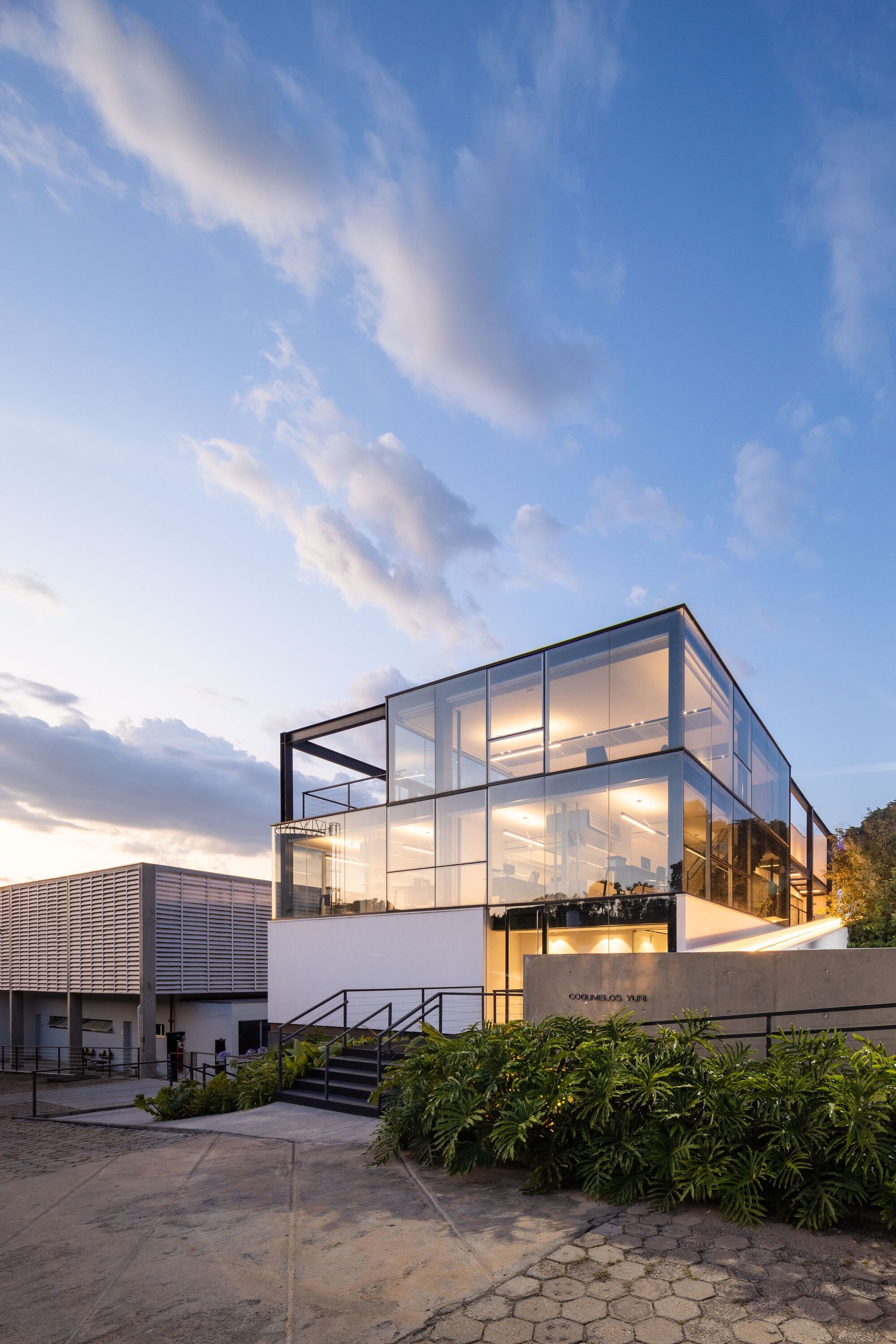 Ponto de Apoio Stacks Offices and an Auditorium on Top of a Mushroom Cold Chamber in Brazil