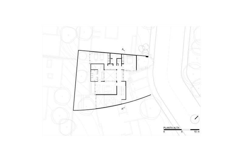 Upper floor plan drawing showing bedroom clusters around central courtyard on curved site