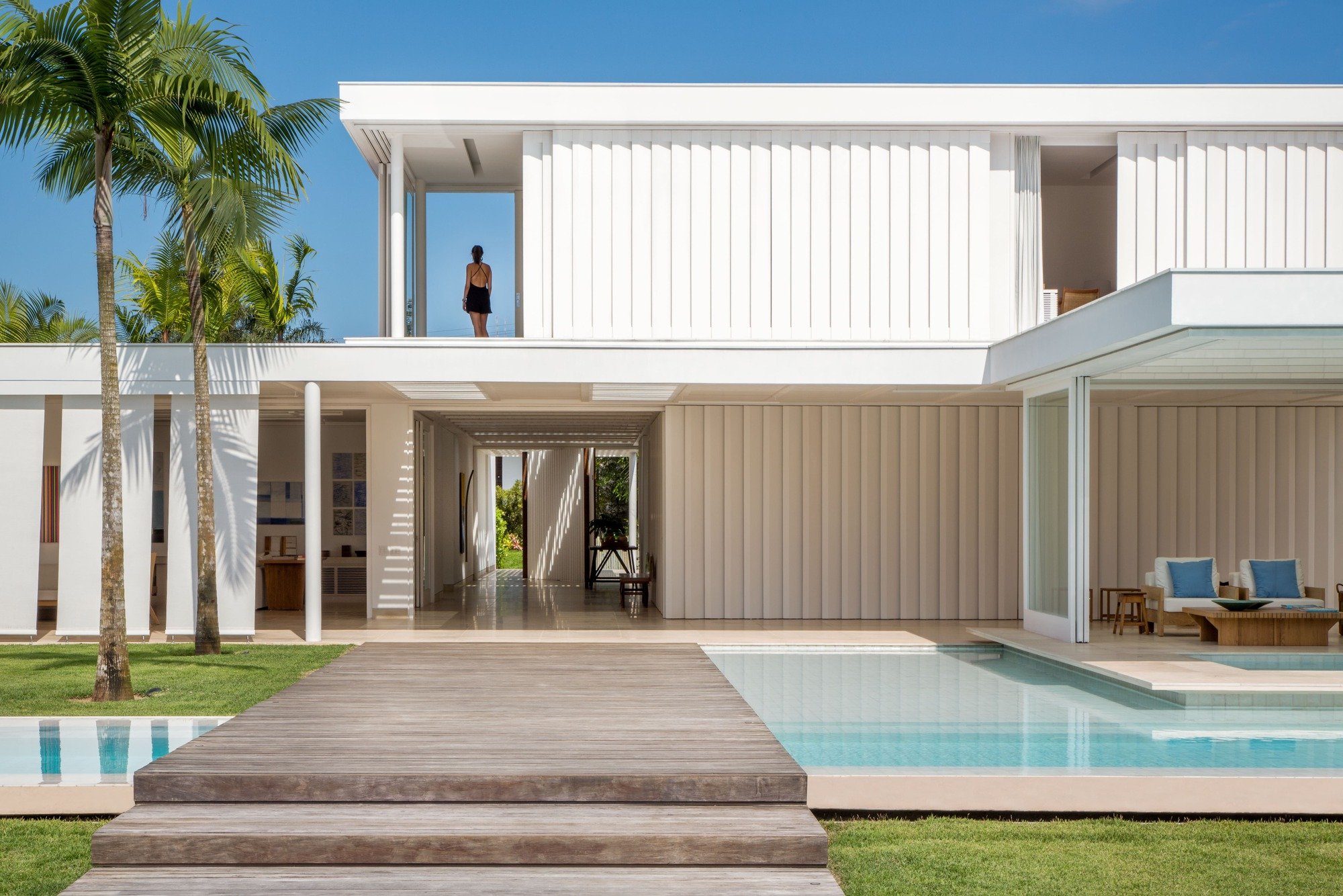 Siqueira and Azul Arquitetura Layer Light and Louvers into a Coastal Home near Rio de Janeiro