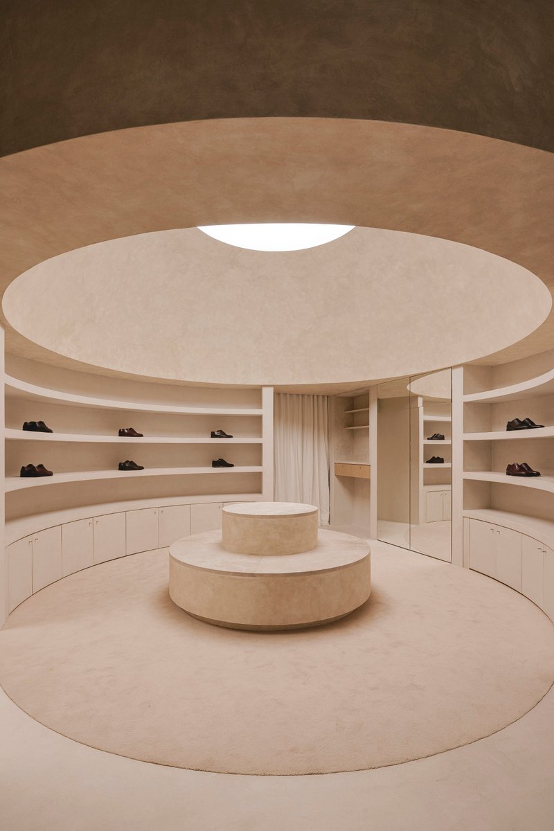 Estudio DIIR Wraps a 60-Square-Meter Shoe Store Around a Limestone Dome in Madrid