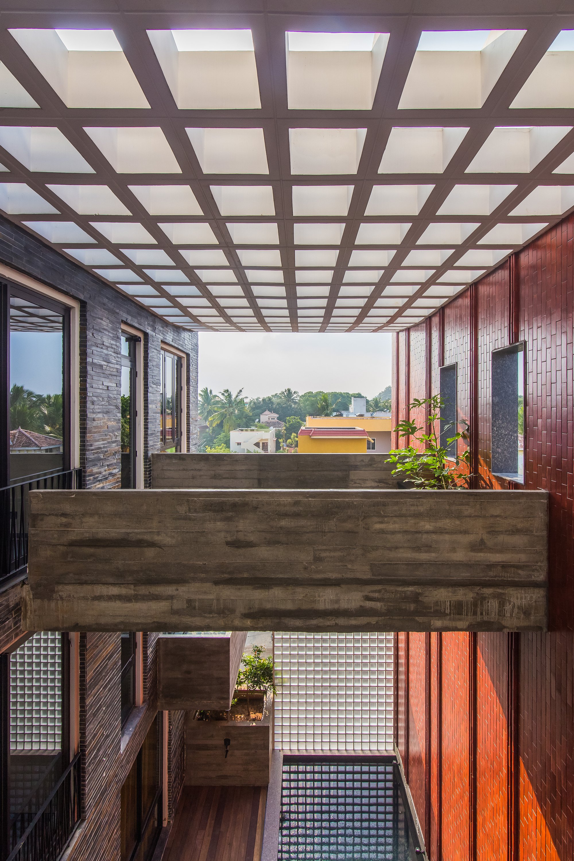 Studio SKAI Wraps a Chennai Corner House in Layers of Tactile Materiality
