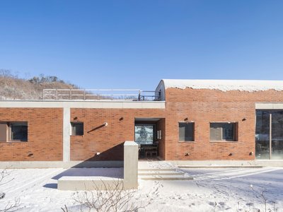 1990uao Stretches a Brick House Across a Korean Hillside Like a Village Wall