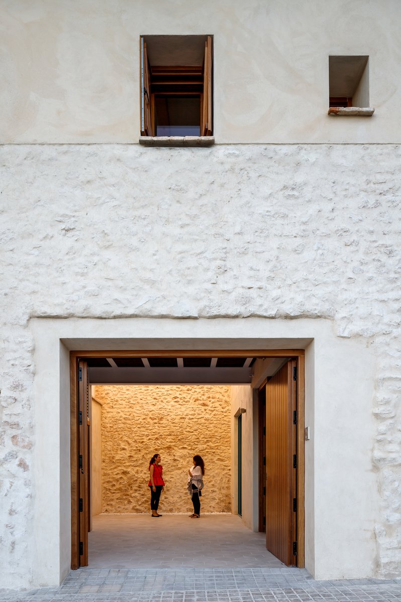 Mentrestant Arquitectura Cooperativa Turns a Valencian Country House into a Home That Reads Its Own History