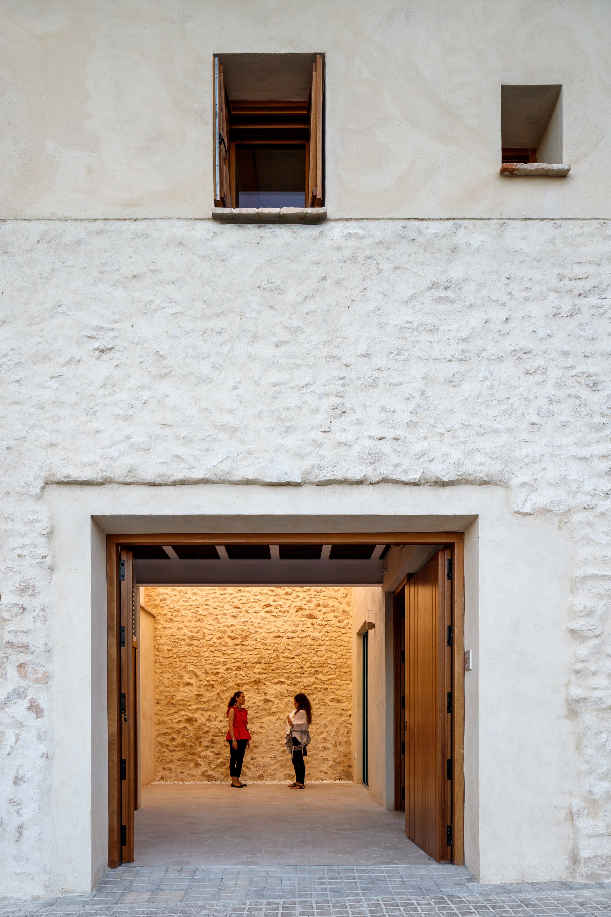 Mentrestant Arquitectura Cooperativa Turns a Valencian Country House into a Home That Reads Its Own History
