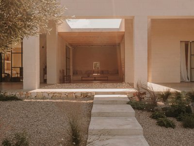 Studio Andrew Trotter Trades Puglia's White Vaults for a Pink Limestone Villa in Carovigno