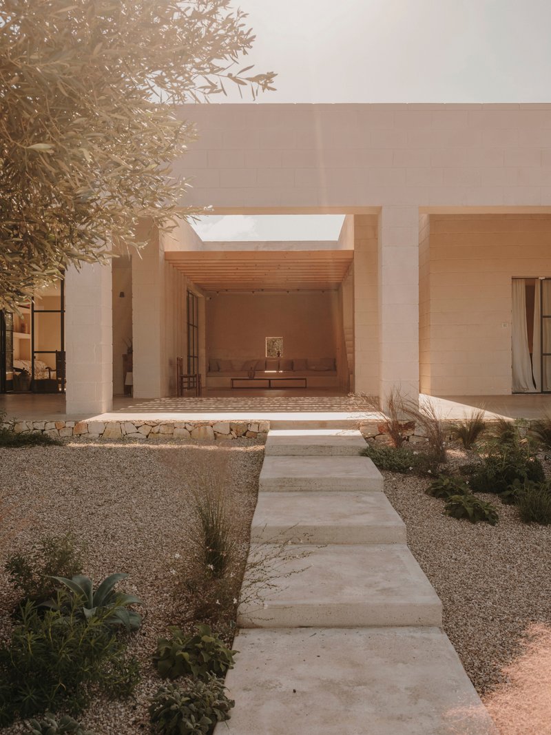 Studio Andrew Trotter Trades Puglia's White Vaults for a Pink Limestone Villa in Carovigno