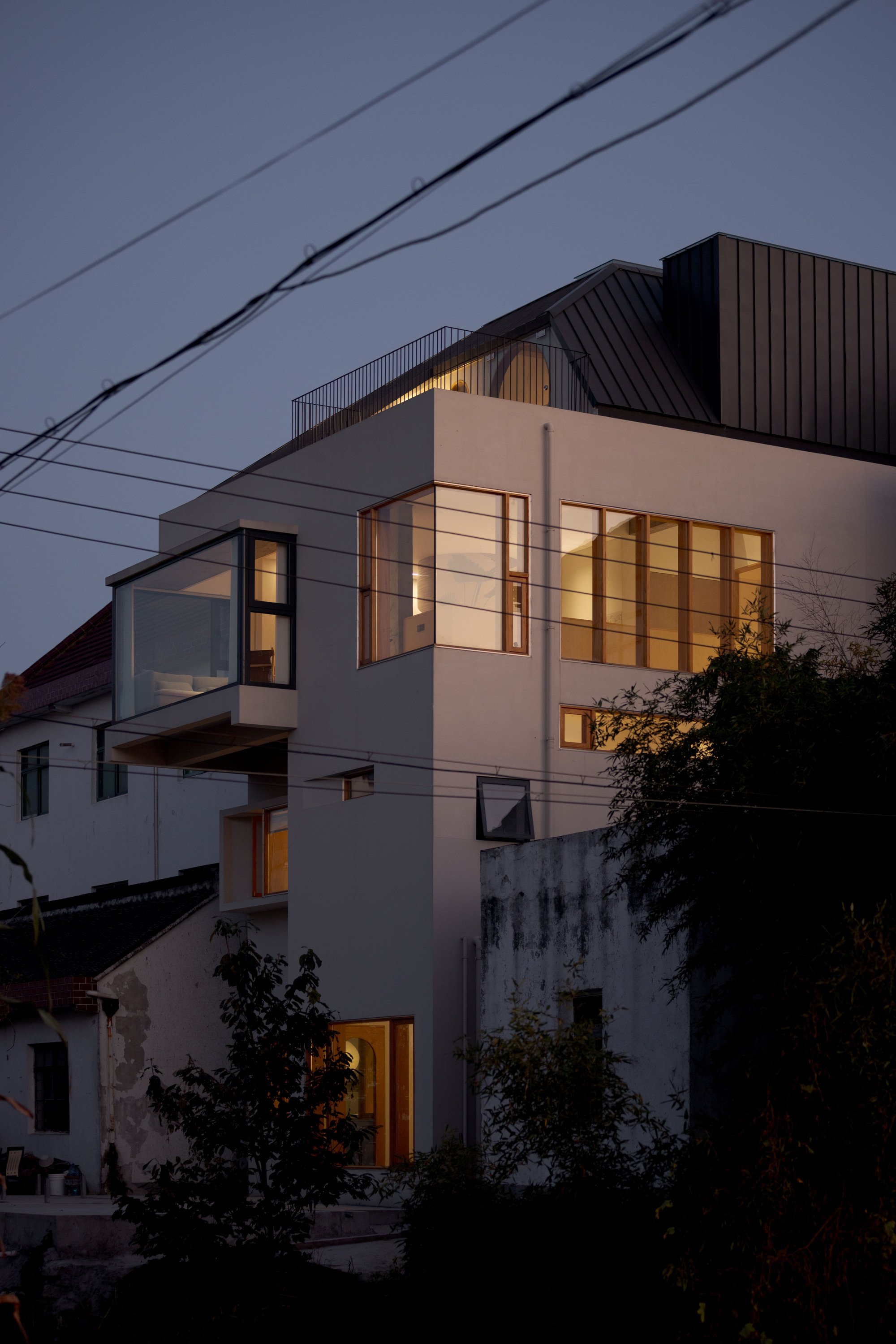 Displacement Architectural Design Rebuilds a Shanghai Farmhouse into a Compact Vertical Villa