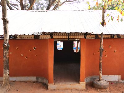 Simple Architecture Builds Rammed Earth Classrooms for Burmese Migrant Children on the Thai Border