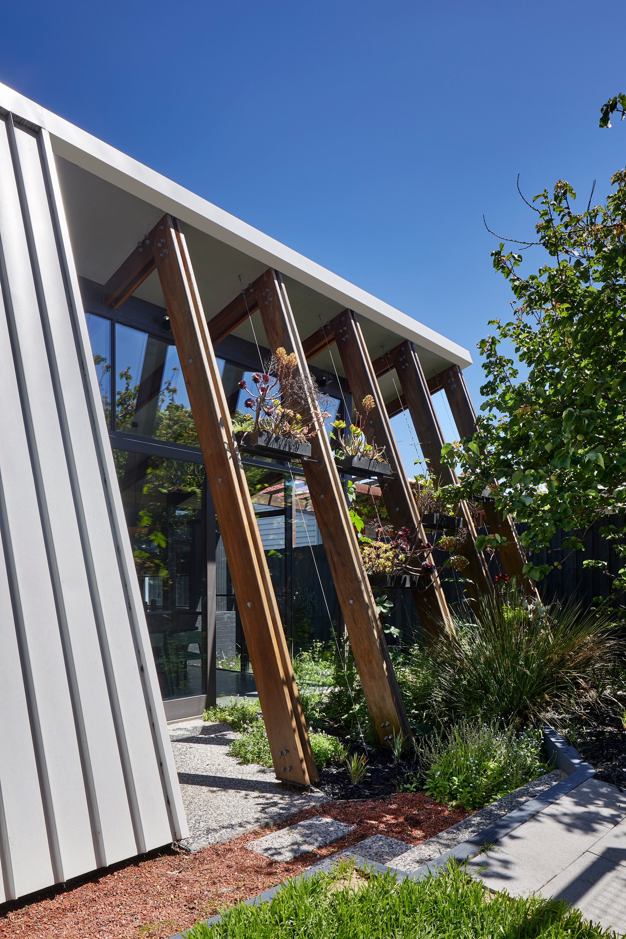 Bent Architecture Grows a Garden Pavilion from the Back of a Melbourne Period Home
