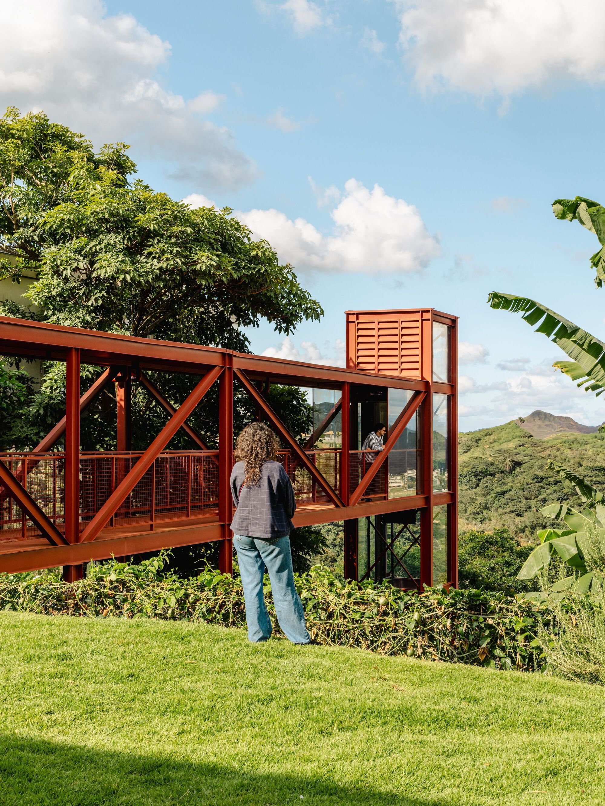 BIRI Bridges a 13-Meter Drop in Belo Horizonte with a Red Steel Tower and Walkway