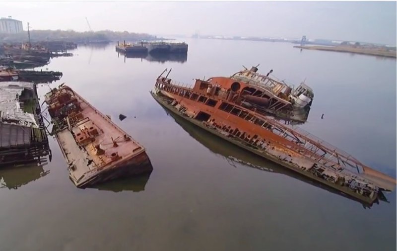 Abandoned ship structures inspire CityScraper’s recycled material strategy and industrial urban character.
