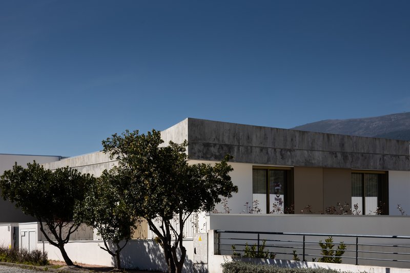 PLATAFORMArq Folds a Concrete Roof Over the Portuguese Mountains in House #474