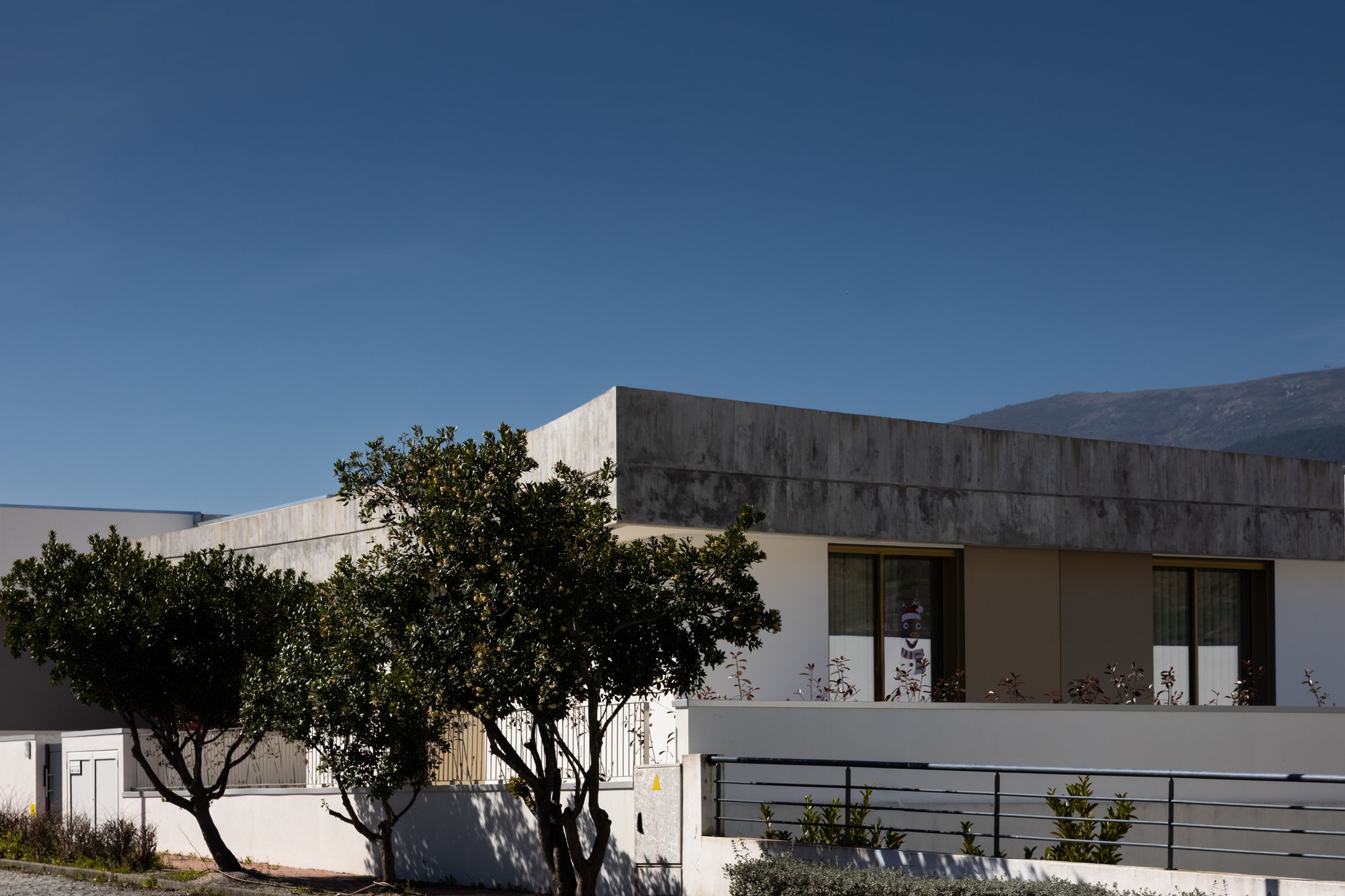 PLATAFORMArq Folds a Concrete Roof Over the Portuguese Mountains in House #474