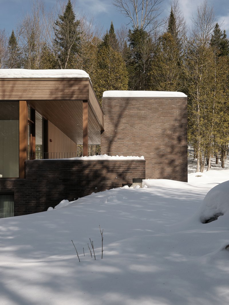 Jérôme Lapierre Architecte Scatters a Family Retreat Across a Quebec Hillside Between Lake and Forest