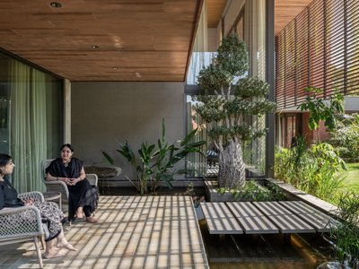 tHE gRID Architects Wraps an Ahmedabad Villa in Timber Screens and Cascading Green