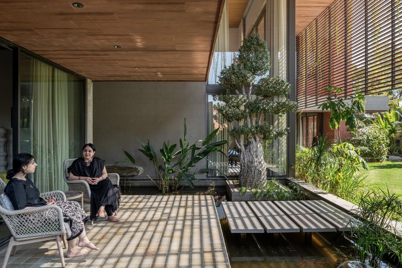 tHE gRID Architects Wraps an Ahmedabad Villa in Timber Screens and Cascading Green