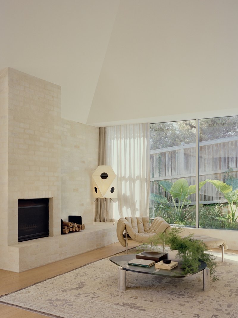 Victoria Merrett Sinks a Chalky, Sand-Rendered House into a Sorrento Streetscape