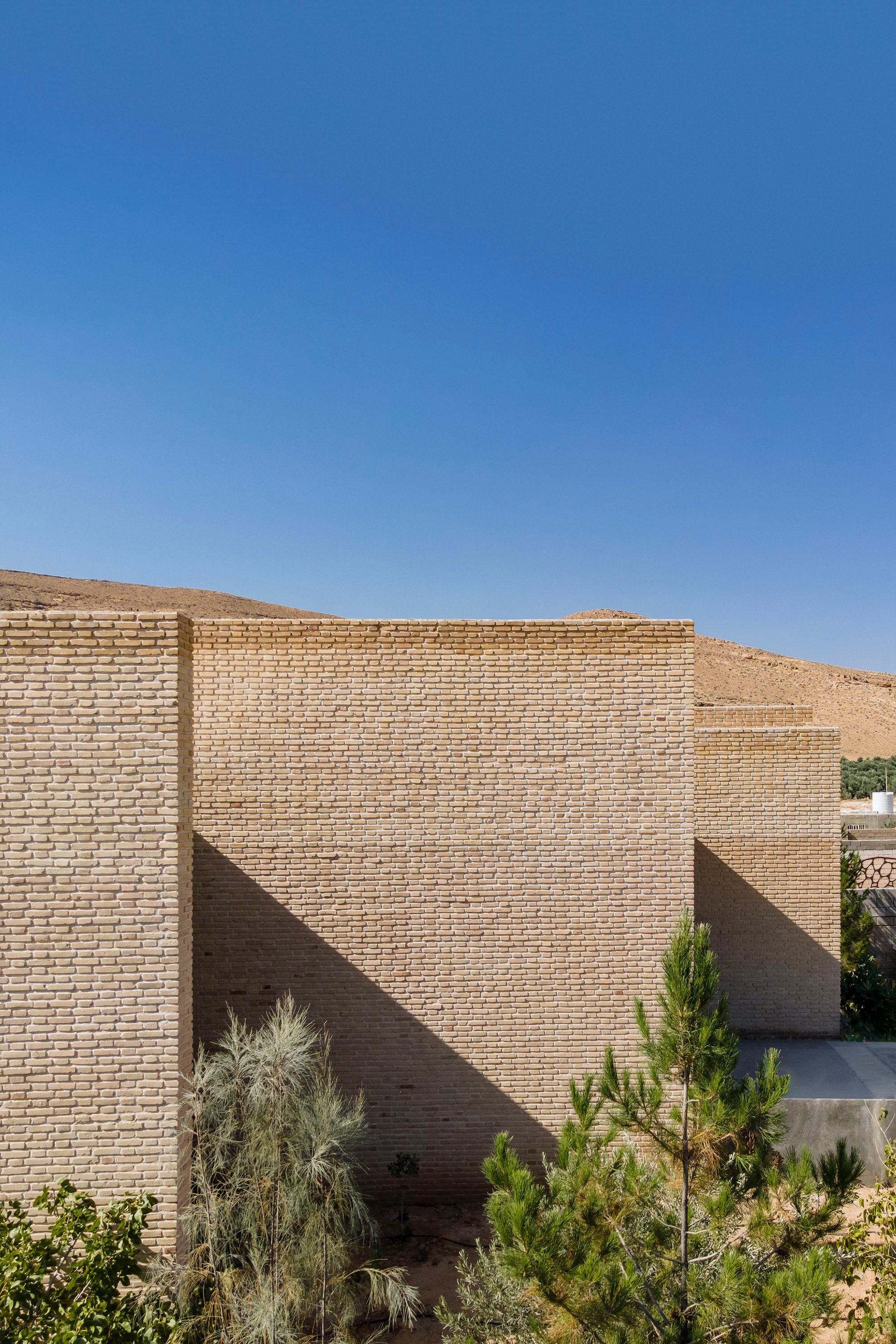 Chenin Studio Uses Five Brick Walls to Dissolve the Boundary Between Villa and Landscape in Shiraz