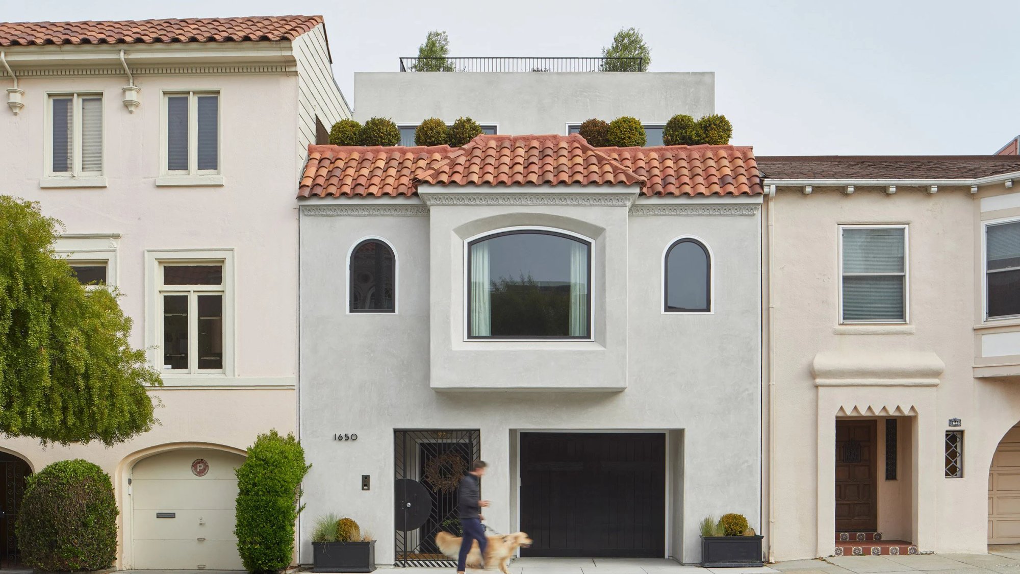 The Wraparound House by SAW is a beautiful example of a 1930s Spanish Revival home, situated in San Francisco.