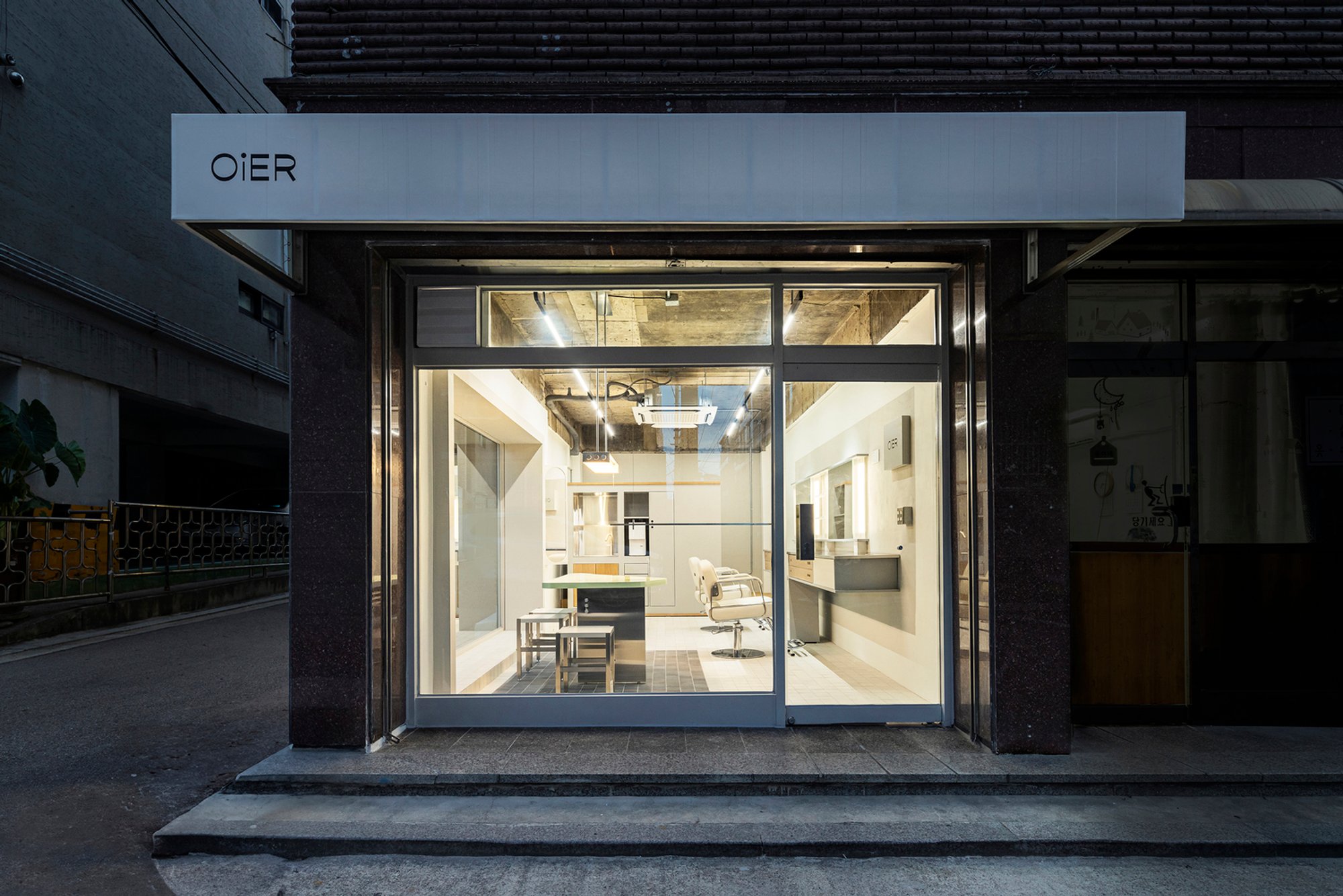 OiER Makeup Shop – A Cozy, Concept-Driven Space by Plainoddity