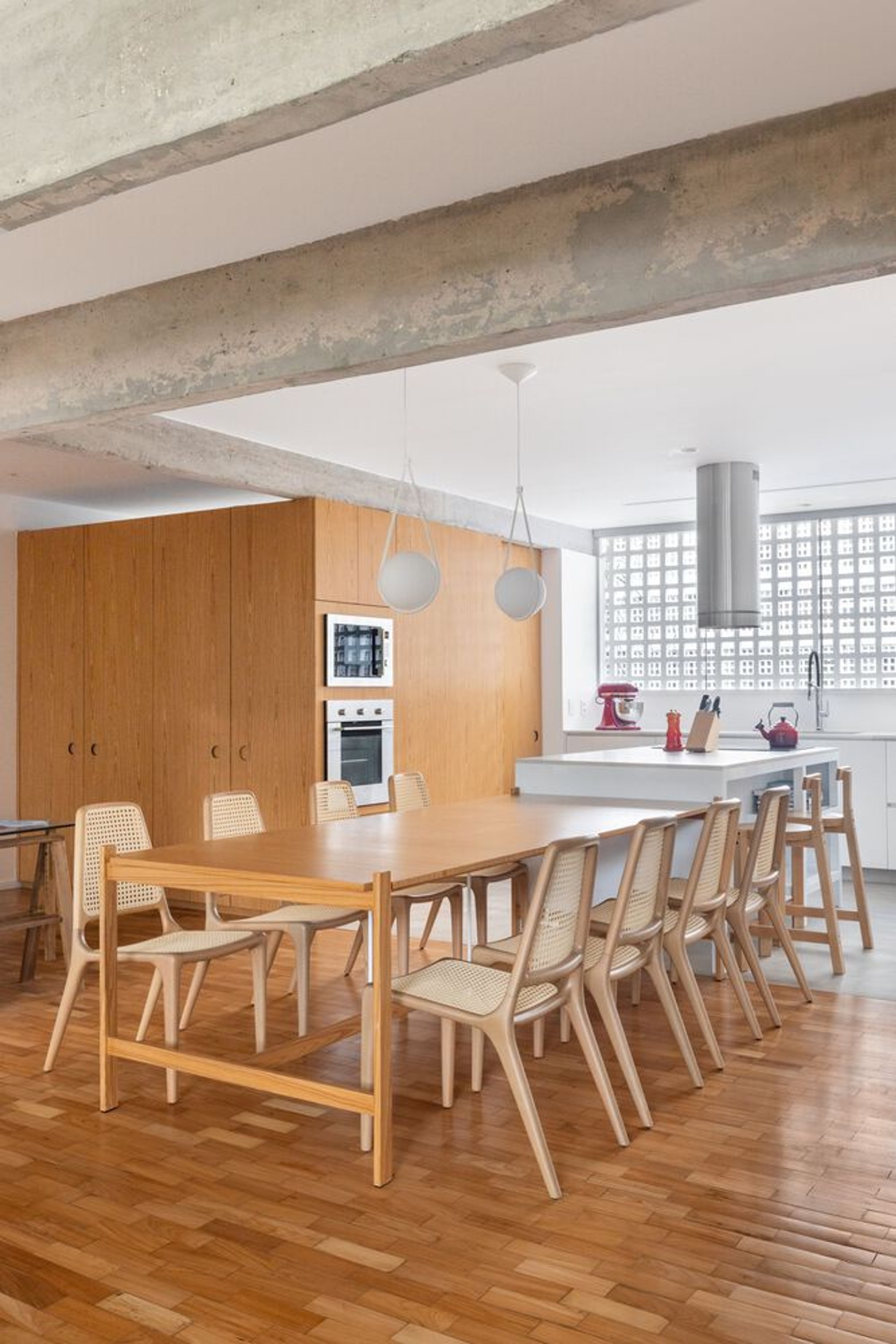 114S Apartment by BLOCO Arquitetos: A Modernist-Inspired Renovation in Brasília