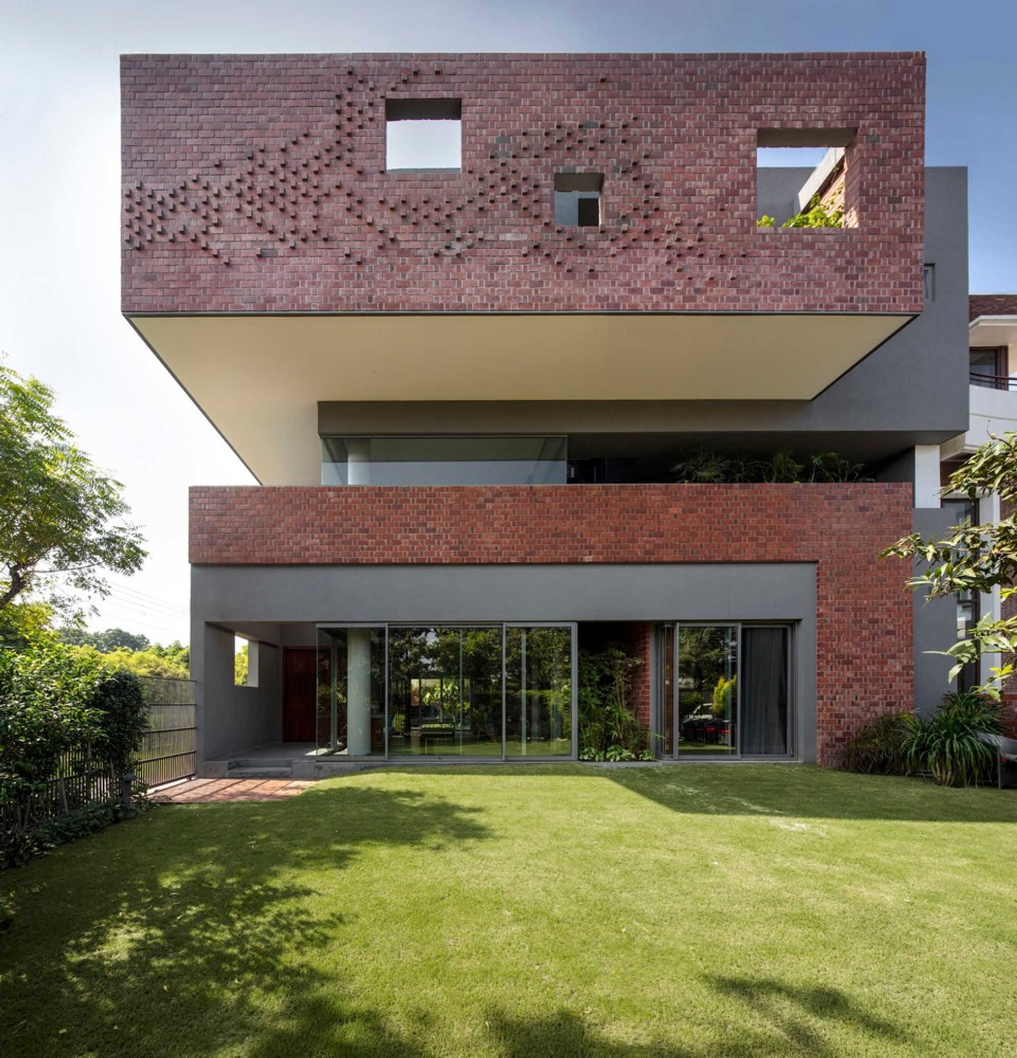 Residence 91 by Charged Voids: A Contemporary Courtyard Home for Multigenerational Living in Chandigarh