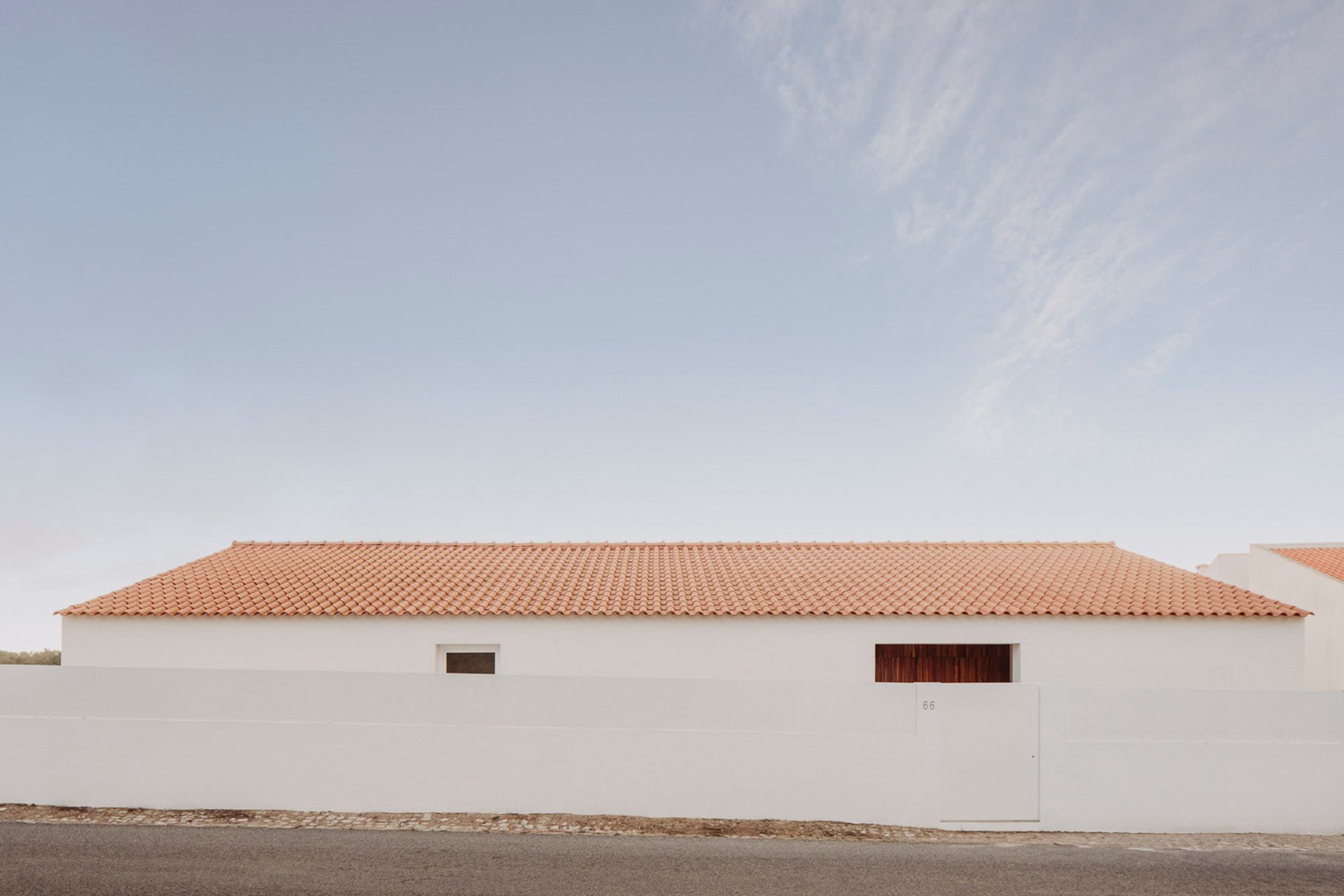 Casa no Meco by Fábio Ferreira Neves: A Contemporary Tribute to Mediterranean Tradition