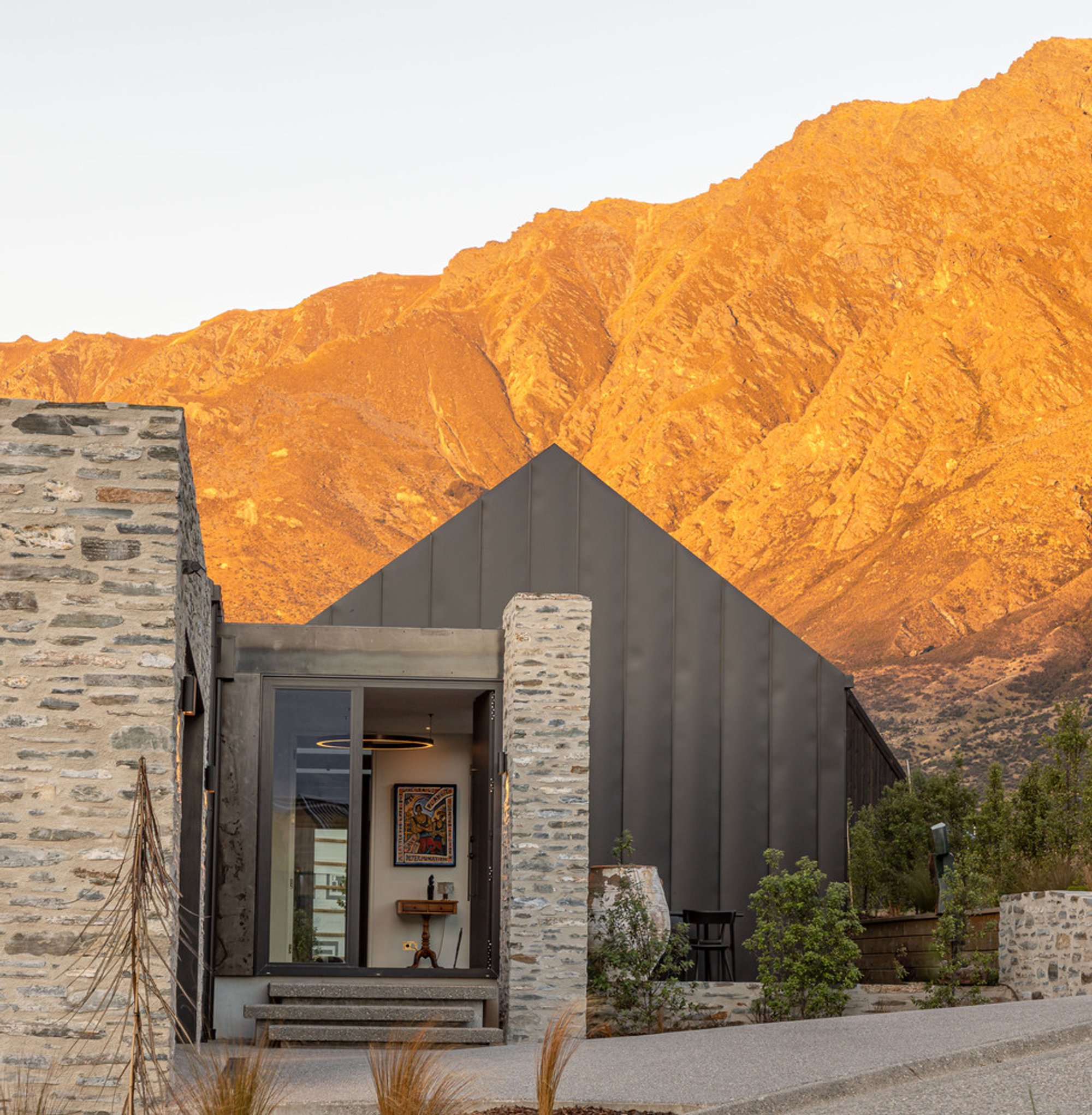 Home for an Art Collector by Ben Hudson Architects: A Modern Gallery-Inspired Residence in Jacks Point, New Zealand