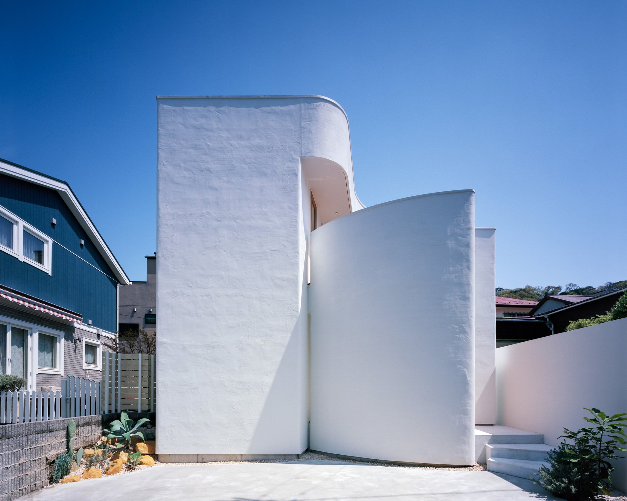 House in Hayama by FujiwaraMuro Architects: A Courtyard Home Inspired by Resort Living