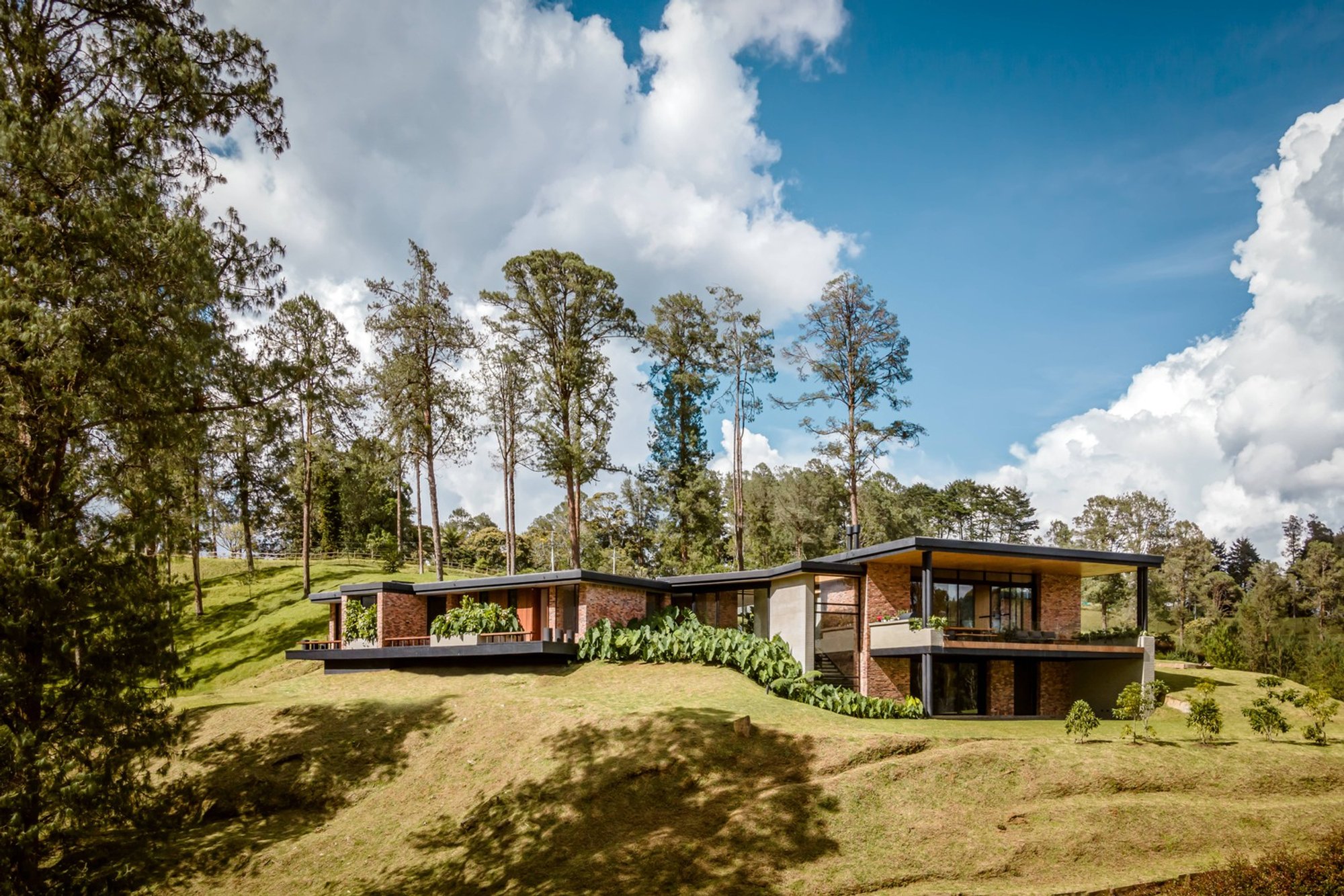 Z+V House by Bon Studio: Harmonizing Modern Architecture with Nature in La Ceja, Colombia