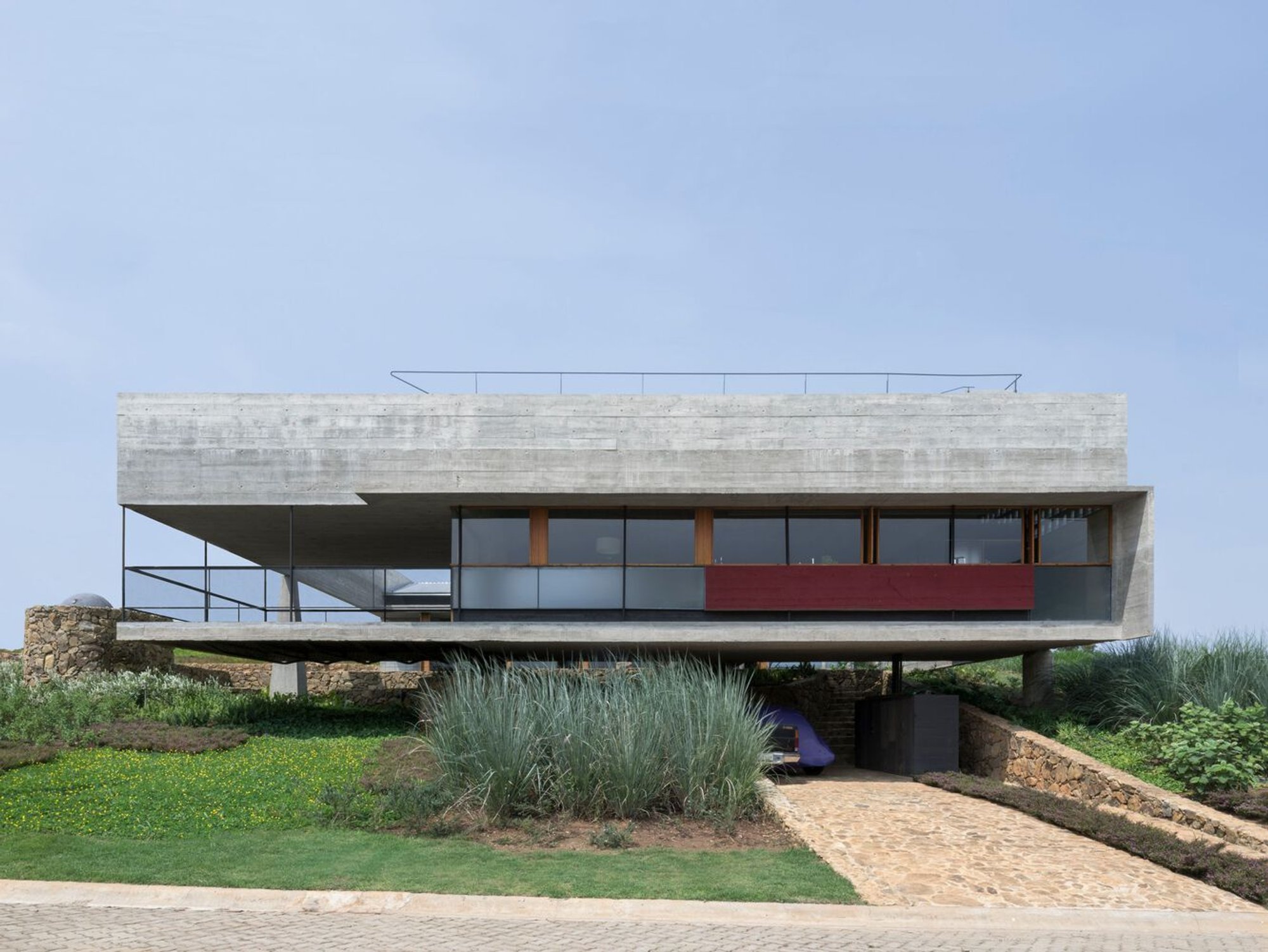 Joanópolis House by Vão — A Binuclear Concrete Retreat Framing Brazil’s Mountain Landscape