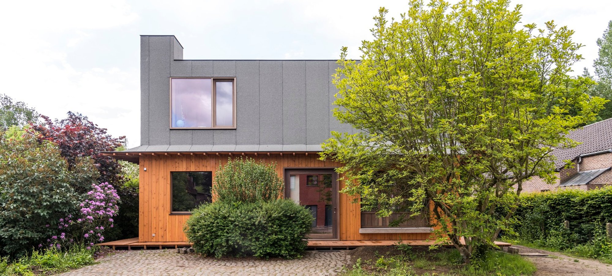 House S-L by GRAUX & BAEYENS architecten: A Warm, Contemporary Retreat Immersed in Nature