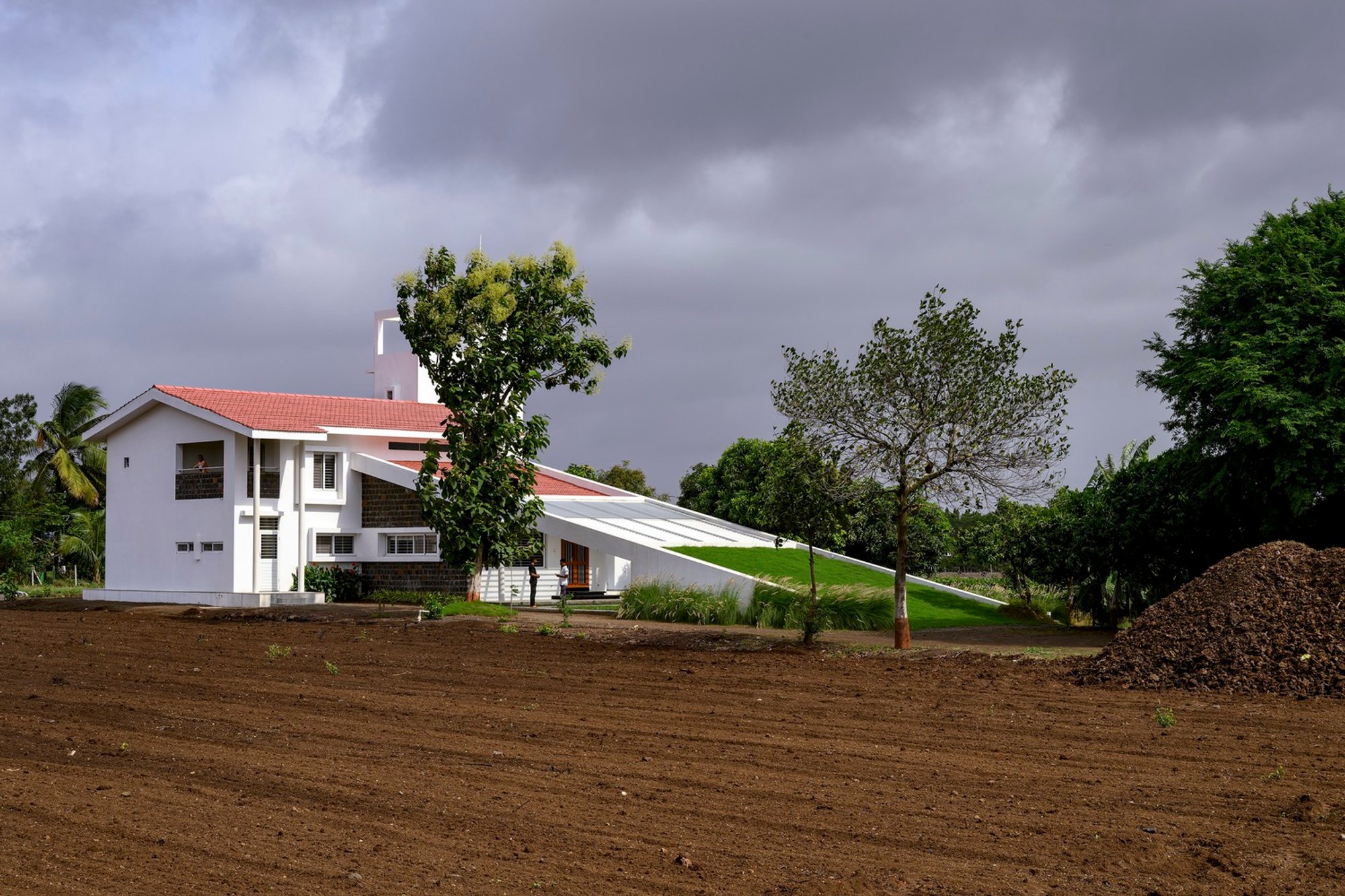 A House in the Grape Farms by Studio Frozen Music — A Contemporary Rural Retreat Rooted in Tradition