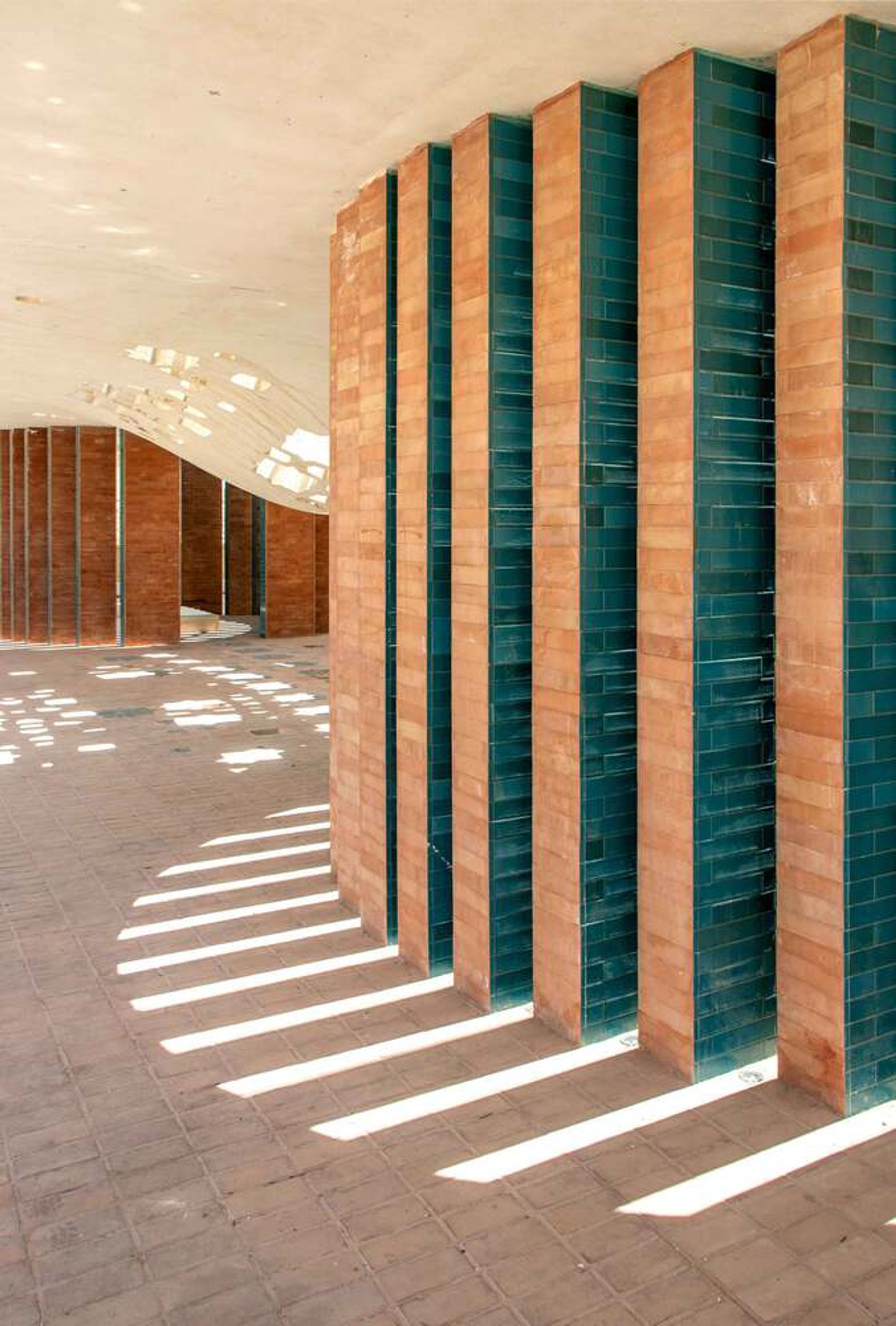 35-51 ARCHITECTURE Office Brings the Dome Down to Earth in an Iranian Desert Mausoleum