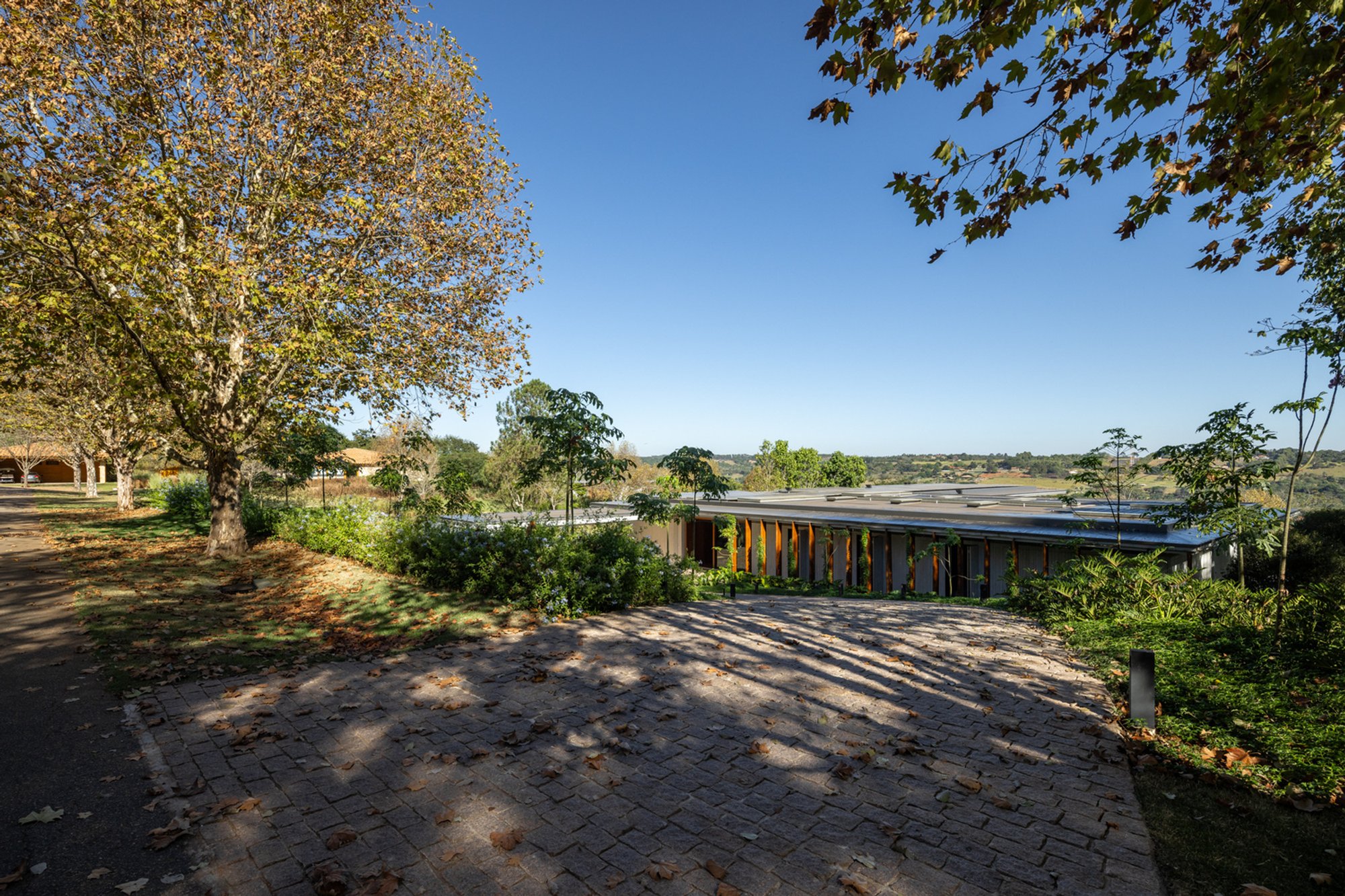 Fluir House by Sabella Arquitetura – A Contemporary Single-Story Residence Integrated Into the Landscape