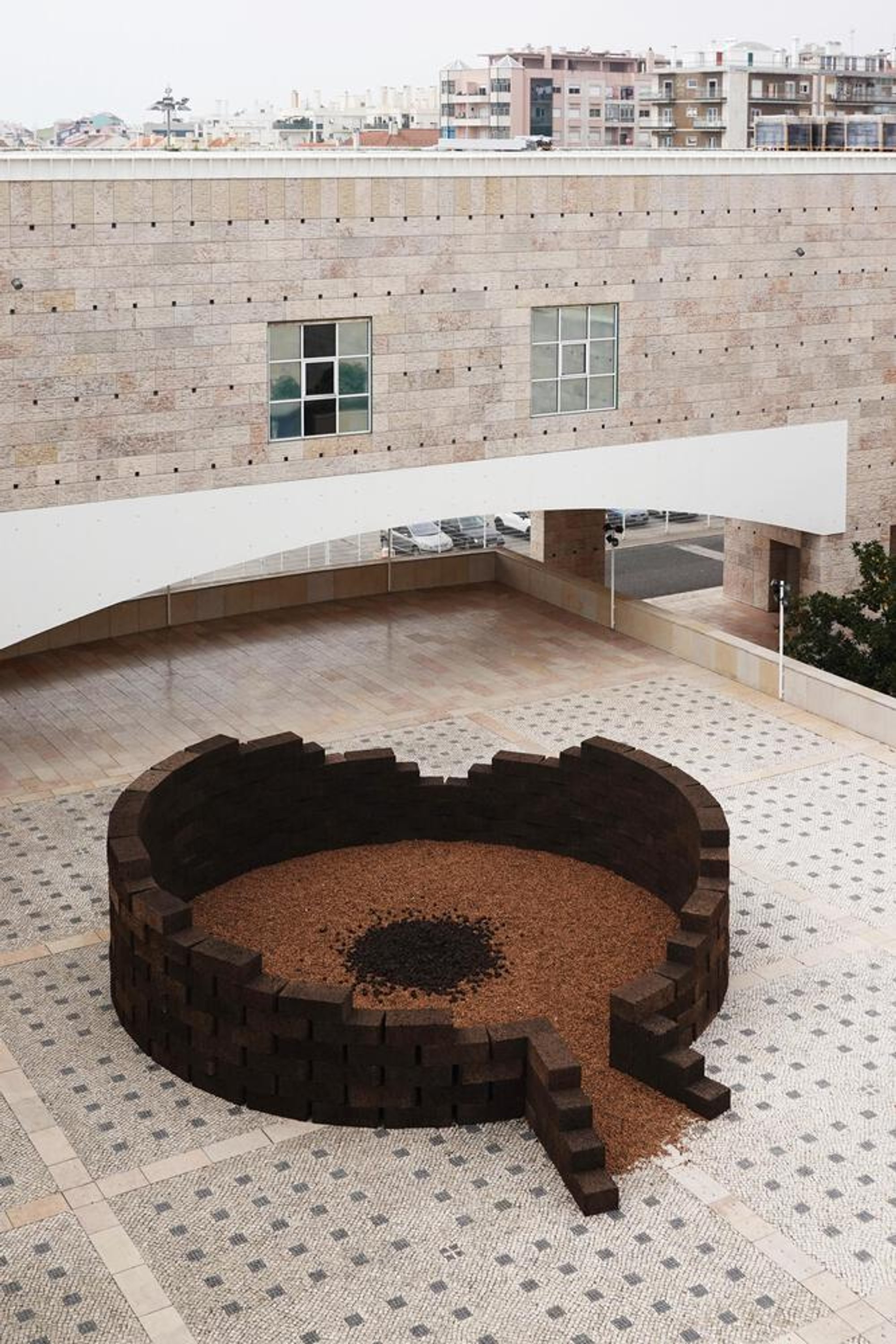 CELLA Ephemeral Architecture by Os Espacialistas – A Sensory Playground of Geometry, Cork, and Spatial Imagination