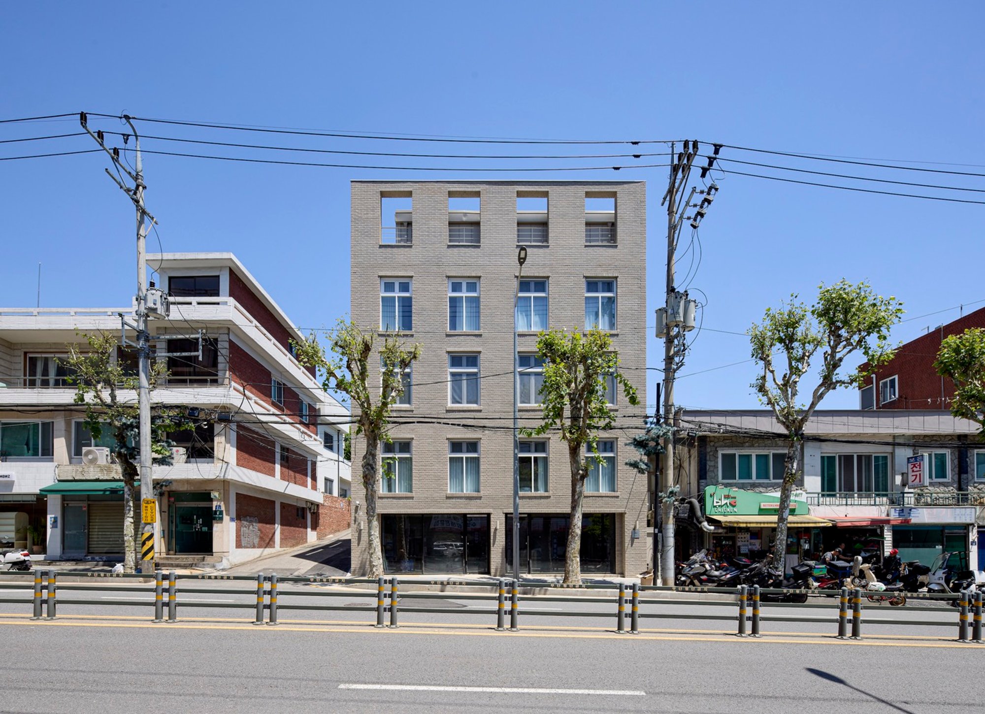 Layered House by SMxL Architects: Harmonizing Light, Space, and Urban Serenity in Seodaemun-gu