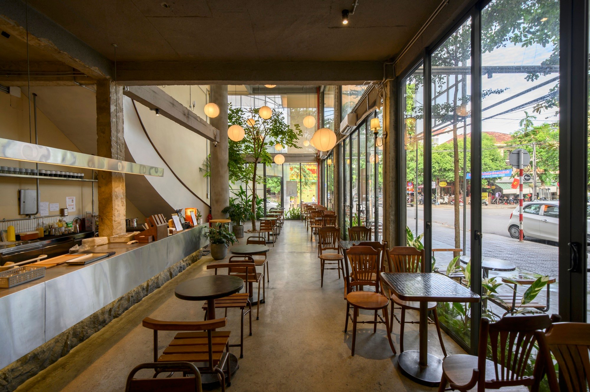 Tiem Tra Cua Trang Coffee by son.studio – A Light-Filled Café Renovation Inspired by Hue Lanterns