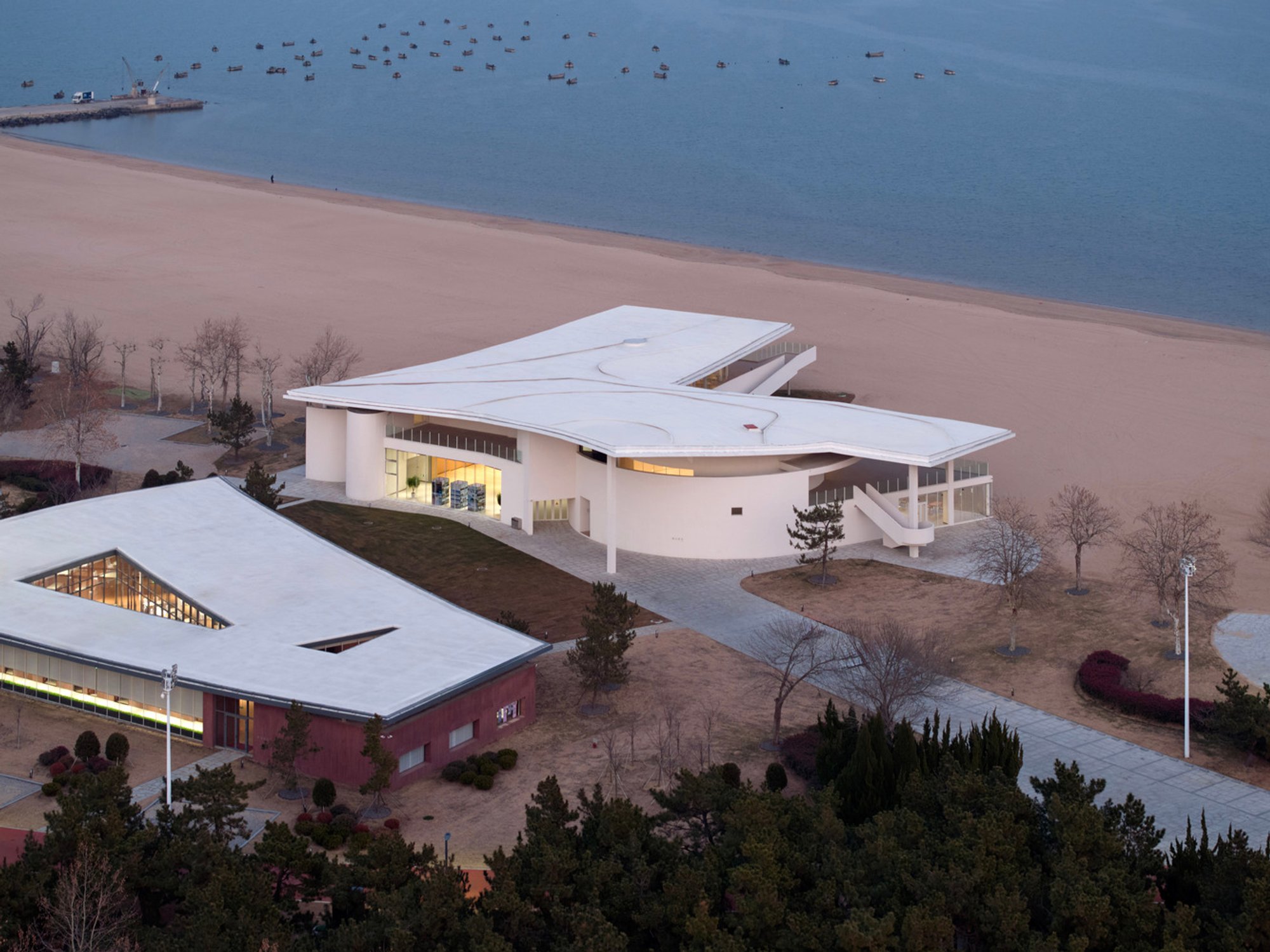 “Tide’s Echo Hall: A Coastal Cultural Landmark by TAO Architecture”