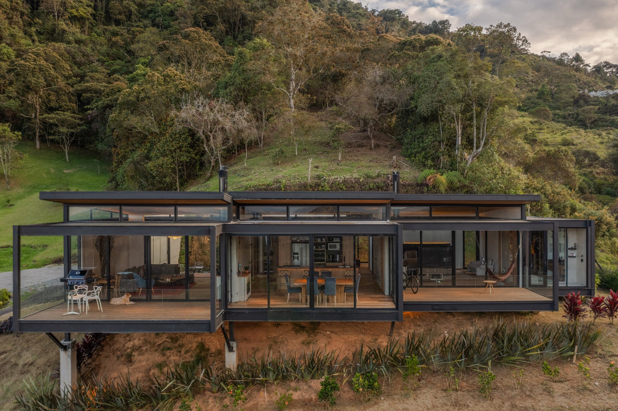 Moon House by Green Mecano: A Floating Mountain Retreat Overlooking Colombia’s San Nicolás Valley