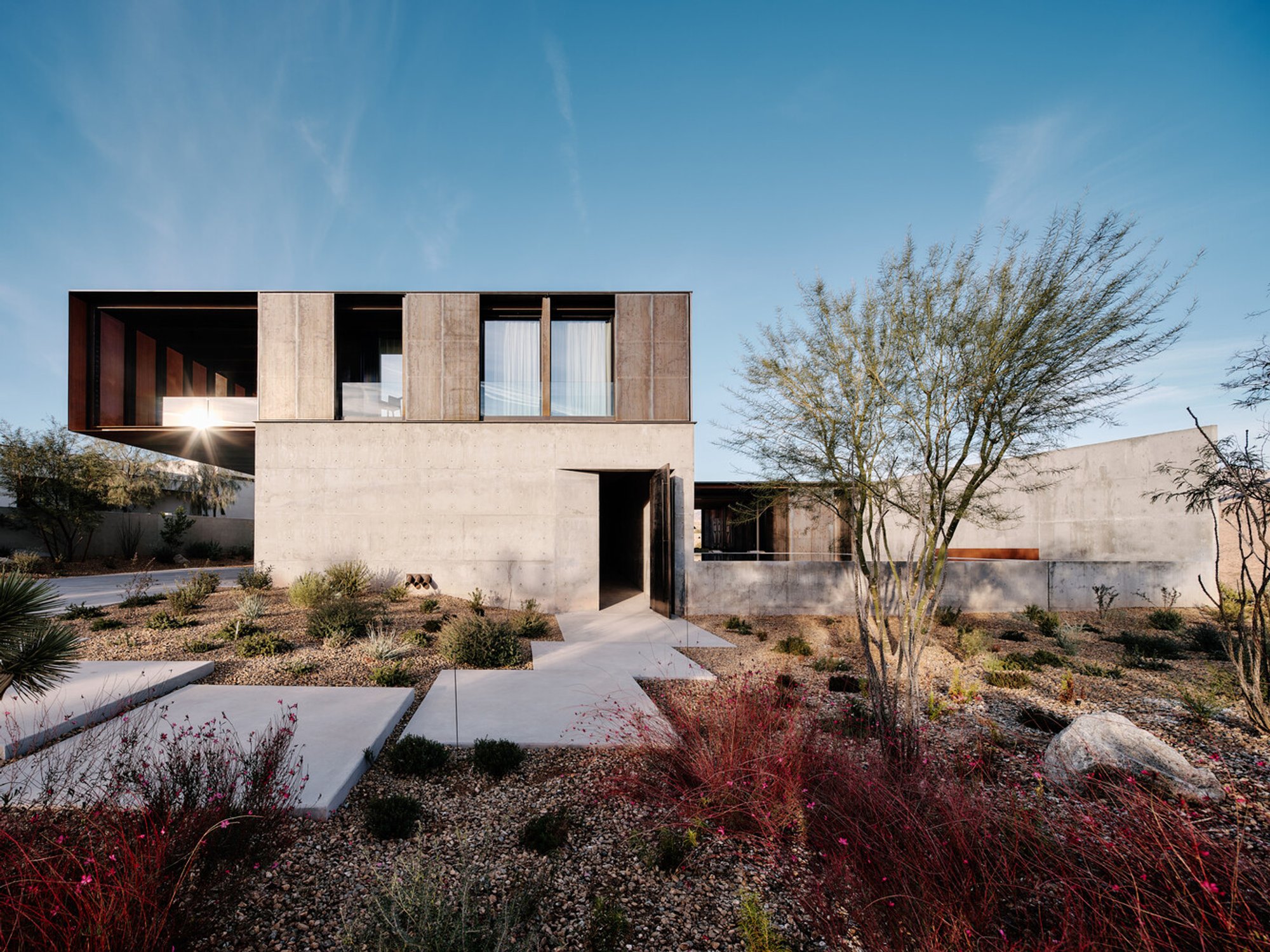 Red Rock House: Desert-Inspired Sustainable Living in Las Vegas